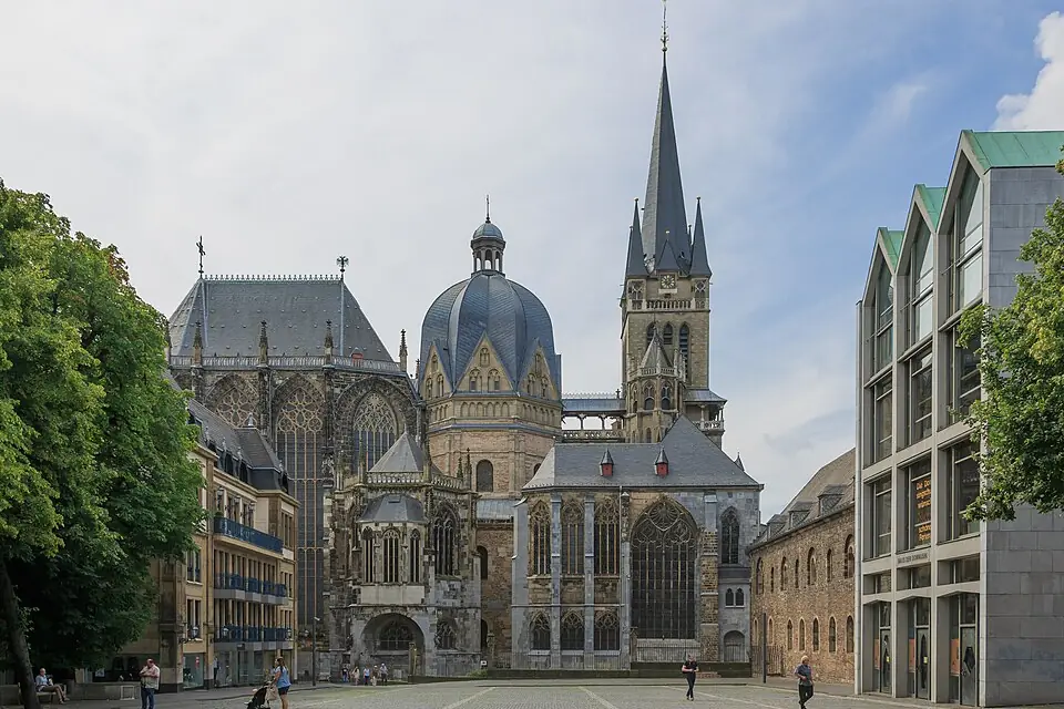 De Dom van Aken met het Katschhof