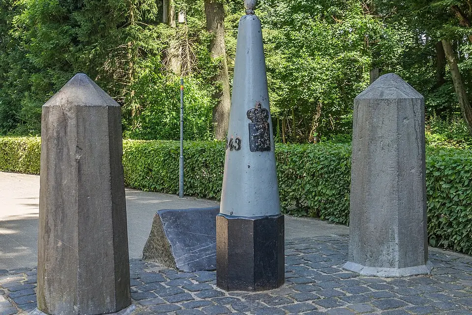 De drie grenspalen op het Drielandenpunt bij Vaals, op 10 km van Remise