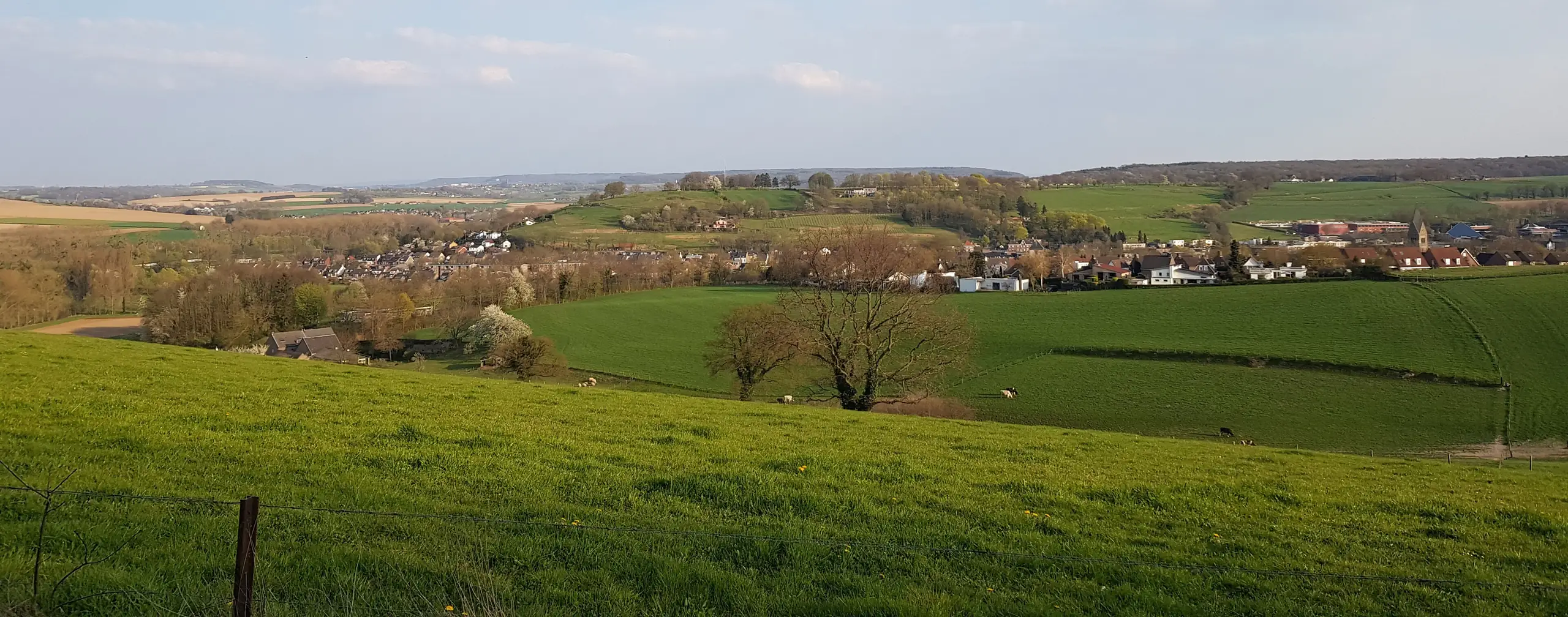 Uitzicht vanaf de Gulperberg over het Heuvelland, het uitzicht achter Eetcafé Remise