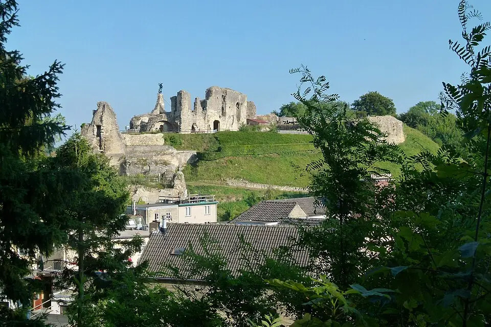 De kasteelruïne van Valkenburg boven de stad