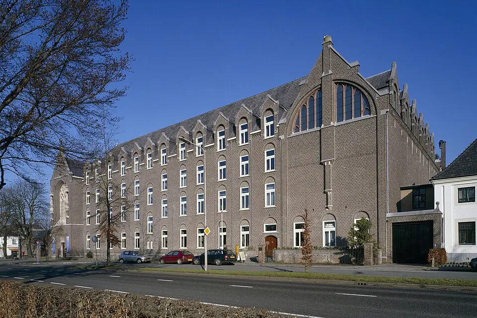 De voorzijde van Klooster Wittem met de kloosterkerk