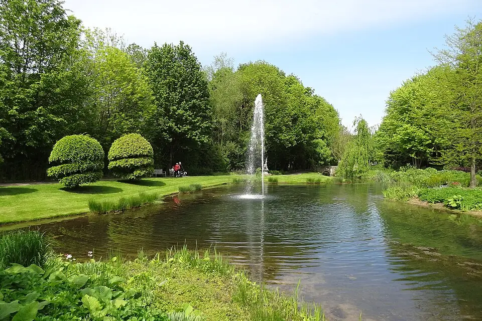 Een vijver met fontein tussen de tuinen van Mondo Verde in Landgraaf