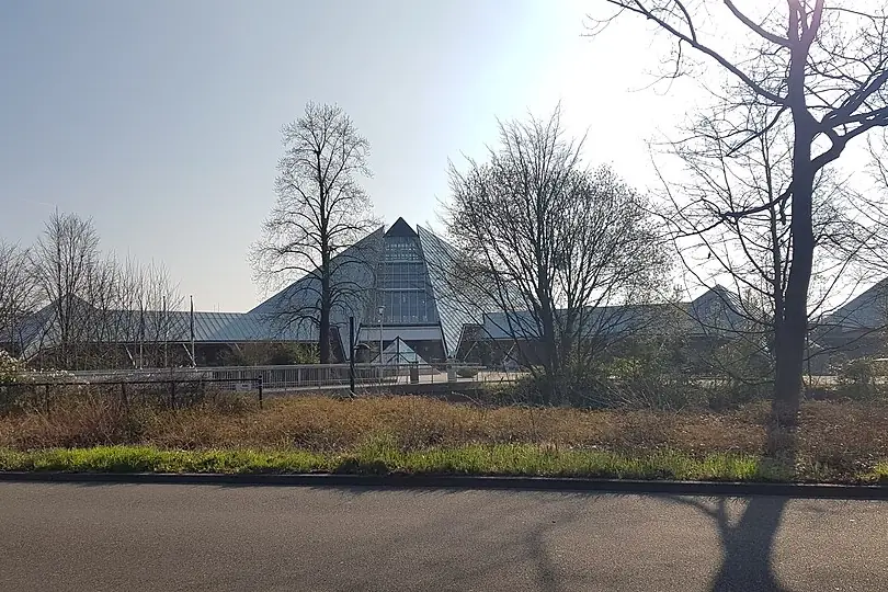 Het glazen gebouw van Thermae 2000 op de Cauberg in Valkenburg