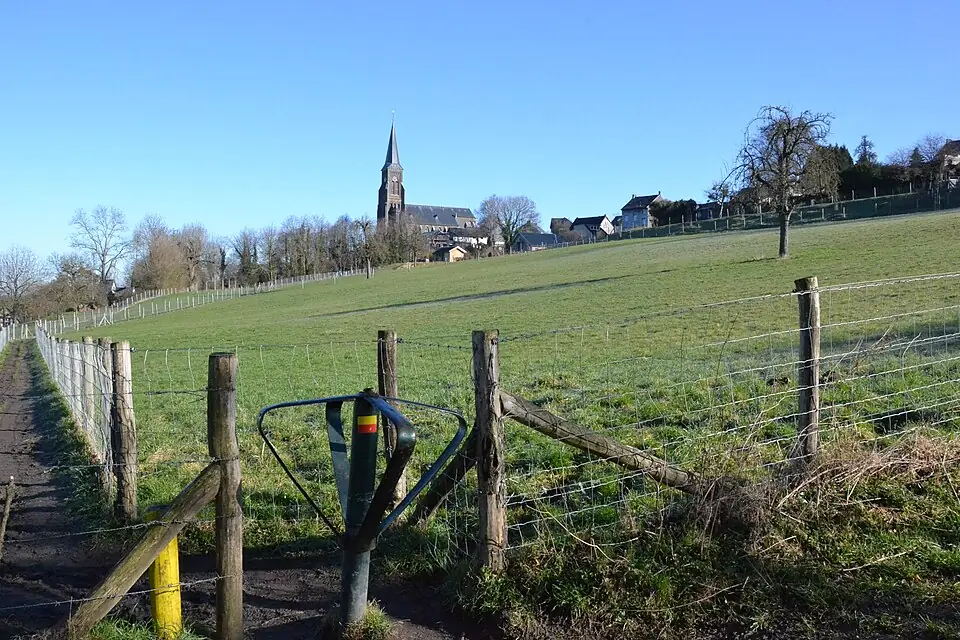 Vijlen met de kerk op de heuvel, aan de rand van het Vijlenerbos